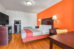 Giường trong phòng chung tại Motel 6-Americus, GA