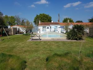 La Chapelle-Achard的住宿－Villa Octavière Gîte Rural，庭院中带游泳池的房子