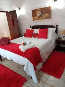 מיטה או מיטות בחדר ב-Chalé pinheiro velho