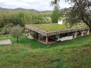 een afbeelding van een huis met een grasdak bij Vivienda Rural Olivar del Chanza in Cortegana