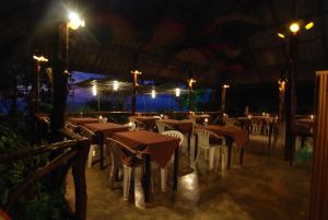 Ein Restaurant oder anderes Speiselokal in der Unterkunft Lanta Coral Beach Resort 