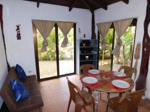 jadalnia ze stołem i krzesłami oraz pokój w obiekcie Villas jungle 5 w mieście Sámara