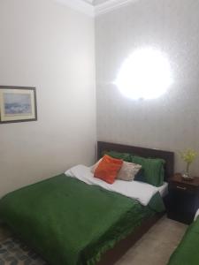 מיטה או מיטות בחדר ב-Downtown Inn