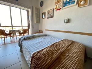 Postel nebo postele na pokoji v ubytování VIDABRAVA Roses Nautic, estudio loft a 300 m de la playa,vistas espectaculares