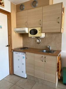 Kuchyň nebo kuchyňský kout v ubytování VIDABRAVA Roses Nautic, estudio loft a 300 m de la playa,vistas espectaculares