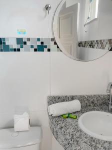uma casa de banho com um lavatório e um espelho em Principe Hotel em Itabuna