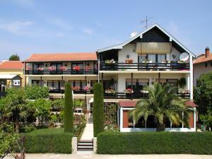 een gebouw met planten en bomen ervoor bij Rooms Vila Mautner in Vodice