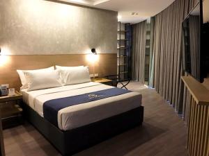 JET Hotel客房内的一张或多张床位