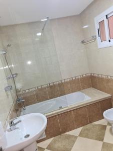 Ένα μπάνιο στο RESIDENCE LA CORNICH