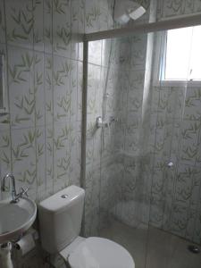 Et badeværelse på Kitnet Ubatuba 2