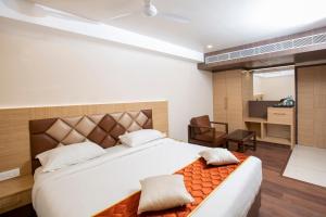 Postel nebo postele na pokoji v ubytování Lee-Benz ARK HOTEL