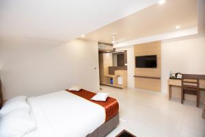 Postel nebo postele na pokoji v ubytování Lee-Benz ARK HOTEL