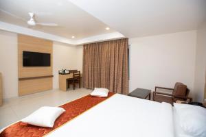 Postel nebo postele na pokoji v ubytování Lee-Benz ARK HOTEL