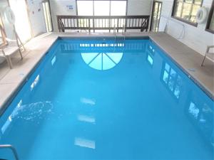 a large swimming pool with blue water at High Sierra Condominiums in Ruidoso