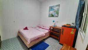 沙美島的住宿－Samed Runa Village，一间小卧室,配有一张小床和一个梳妆台