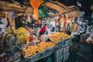 un mercato con arance e altri frutti esposti di iSilver Hotel a Chiang Mai