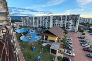 una vista aérea de un complejo de apartamentos con parque infantil en Hermoso apt con BBQ en balcon y Vista a la piscina en Ricaurte