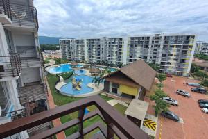 una vista aérea de un complejo de apartamentos con piscina en Hermoso apt con BBQ en balcon y Vista a la piscina, en Ricaurte