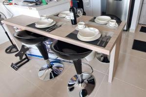 einen Tisch mit Tellern und Geschirr in der Küche in der Unterkunft Hermoso apt con BBQ en balcon y Vista a la piscina in Ricaurte