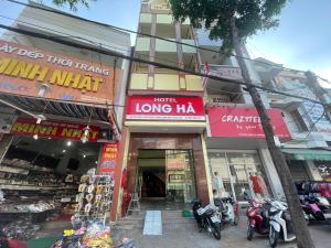 un grupo de tiendas con motocicletas estacionadas frente a ellos en Khách sạn Long Hà, en Can Tho