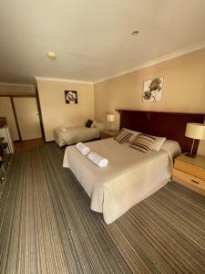 Ένα ή περισσότερα κρεβάτια σε δωμάτιο στο Denmark Hotel