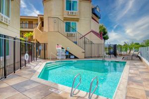 Piscina di Days Inn by Wyndham Carlsbad o nelle vicinanze