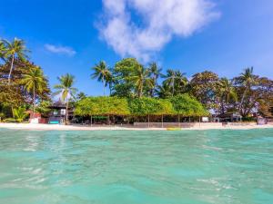 una isla en el océano con palmeras y una playa en Chaweng Garden Beach Resort - SHA Plus en Chaweng Beach