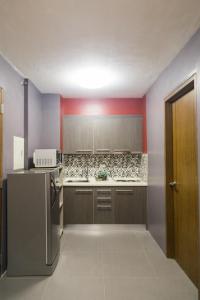 Kjøkken eller kjøkkenkrok på 2 Bedroom Condo Unit Fully Furnished