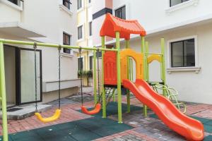 un parque infantil con tobogán en 2 Bedroom Condo Unit Fully Furnished, en Manila