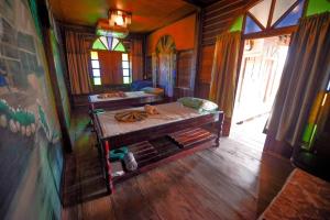 une chambre avec une table et des bananes sur elle dans l'établissement MRK Resort & Massage, à Lop Buri