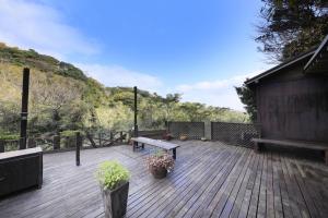 下田市にあるWelcome Inn SunnyStepsの木製デッキ(ベンチ付)