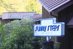una señal de Jimmy Timp en un edificio en Welcome Inn SunnySteps en Shimoda