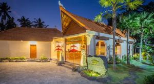 uma casa com uma entrada em frente em Abhirama Villas by Supala em Ubud