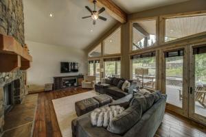 Χώρος καθιστικού στο Bear Discovery Custom Tamarack Estate Home by Casago McCall - Donerightmanagement