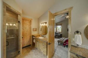 Ένα μπάνιο στο Bear Discovery Custom Tamarack Estate Home by Casago McCall - Donerightmanagement
