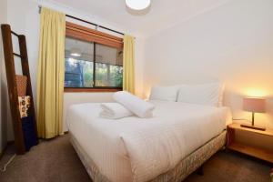เตียงในห้องที่ Shiralee's Rest of Katoomba