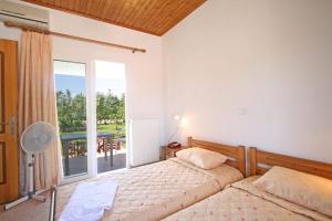 1 Schlafzimmer mit 2 Betten und einem Balkon in der Unterkunft Villa Eleana in Chania