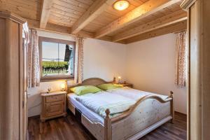 a bedroom with a bed and a window at Ferienwohnung Rupertiwinkl in Teisendorf