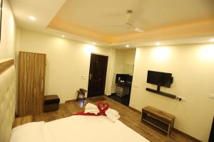 een kamer met een bed met een rood lint erop bij Avenue 18 Resort in Rishīkesh