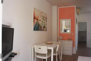 A television and/or entertainment centre at Love- SweethomeRooms Cabo de Palos