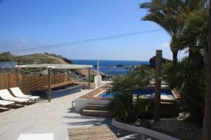 パロス岬にあるLove- SweethomeRooms Cabo de Palosの海の景色を望むパティオ(椅子付)