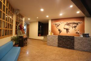 een lobby met een grote kaart van de wereld aan de muur bij Avenue 18 Resort in Rishīkesh