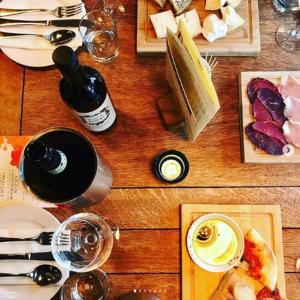 een houten tafel met borden eten en wijn bij The Plume of Feathers in Sherborne