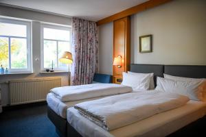 A bed or beds in a room at Hotel Mainblick Garni