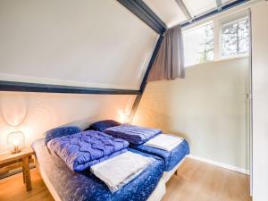 Gulta vai gultas numurā naktsmītnē Alluring Holiday Home in Stramproy with Private Terrace