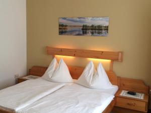Postel nebo postele na pokoji v ubytování Pension & Weingut Storchenblick
