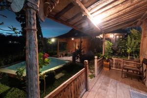 Villa Nextdoor Nature Yogyakarta外面的花园