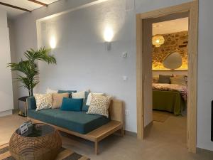 - un salon avec un canapé et un lit dans l'établissement Apartamentos Cortijo Peñardera, à Siles