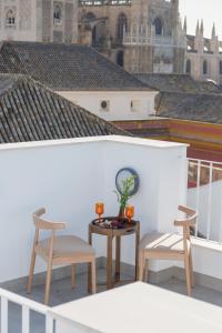 - un balcon avec 2 chaises et une table dans l'établissement U-Sense Sevilla Catedral, à Séville