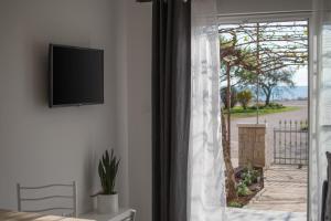 TV a/nebo společenská místnost v ubytování Apartments Lirio